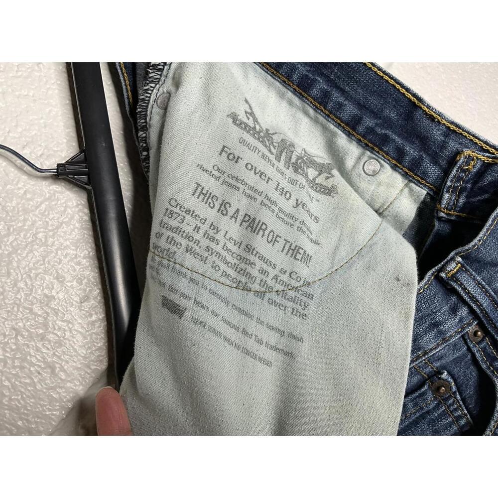 < Levi’s Cut Off Distressed Hem Denim Shorts > - Picture 4 of 5